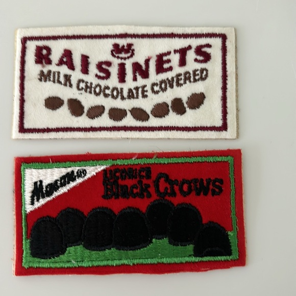 VTG Sta-Ons Self Sticking Candy Velvet Embrodered PATCHES Raisinets & Black Crow - Picture 8 of 11
